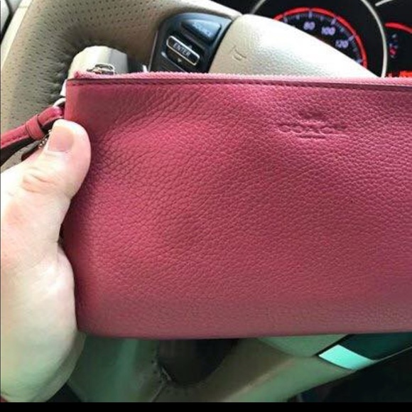 Beautiful coach wristlet - Picture 1 of 4